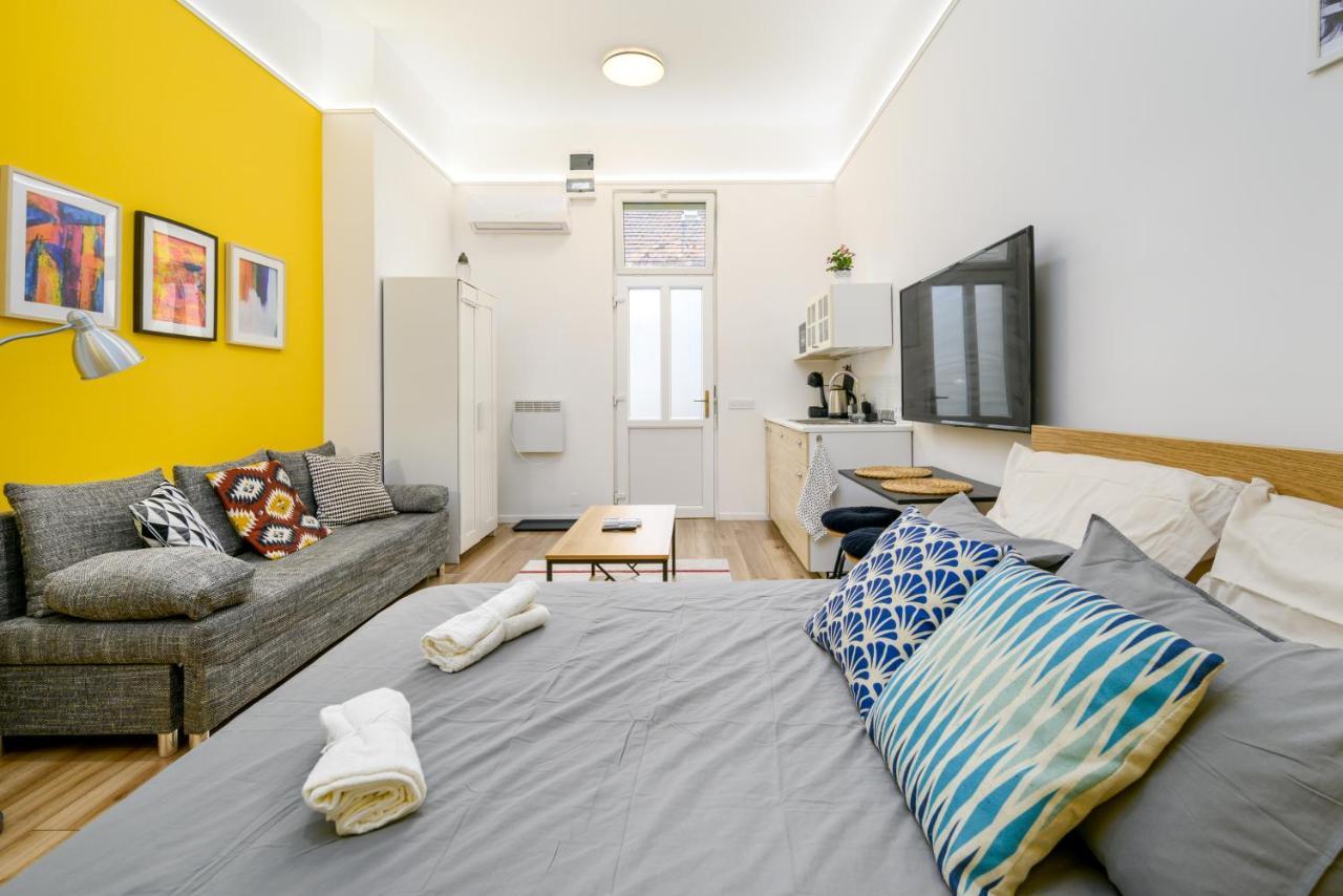 Stylish Yellow Suite In The Heart Of Budapest Exterior photo