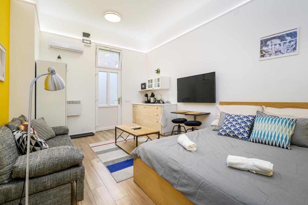 Stylish Yellow Suite In The Heart Of Budapest Exterior photo