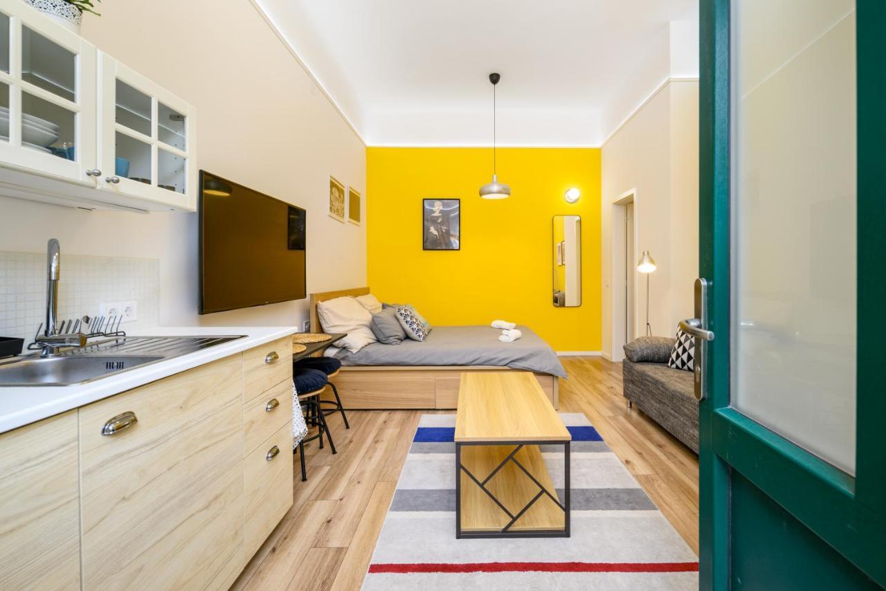 Stylish Yellow Suite In The Heart Of Budapest Exterior photo